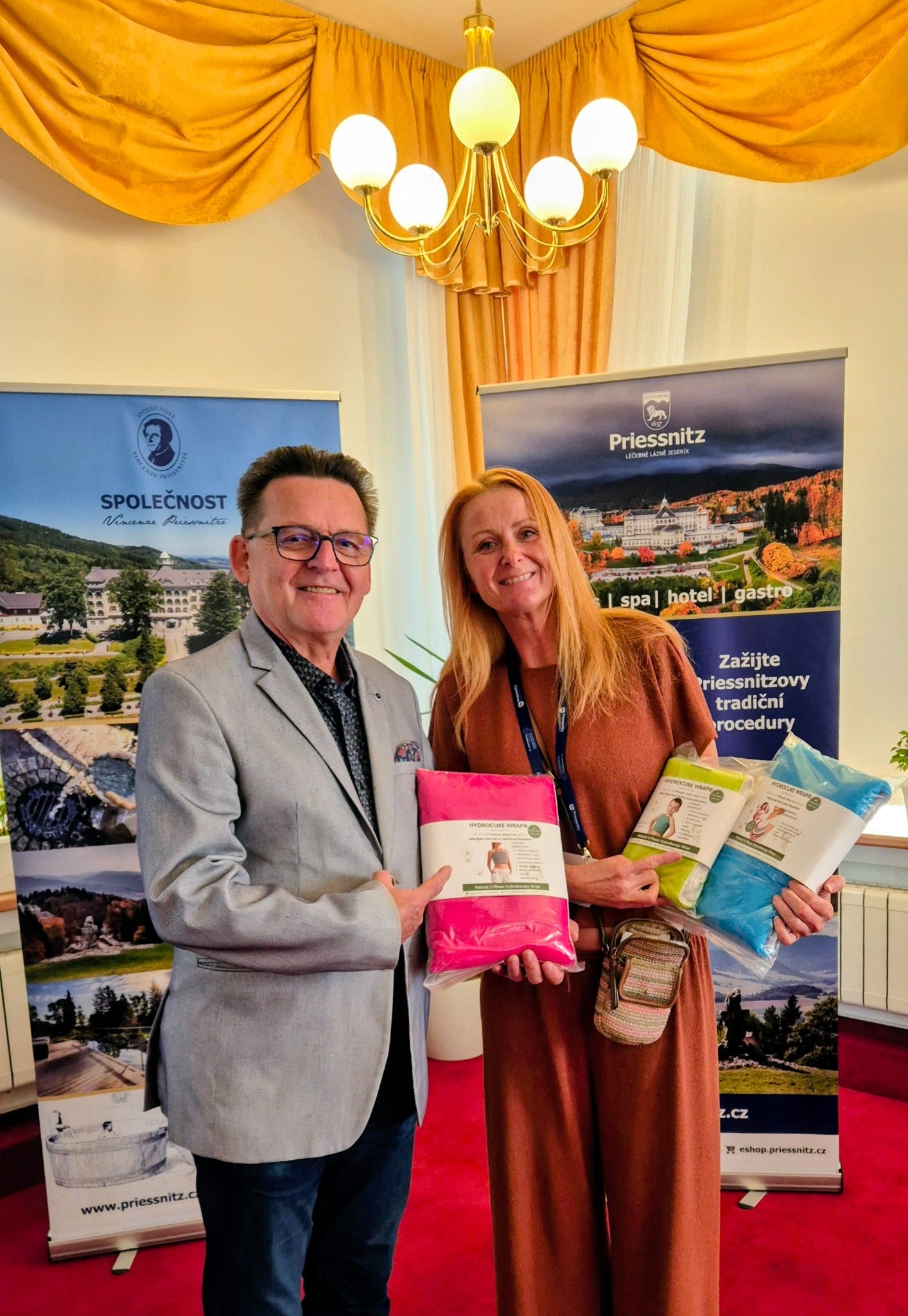 Pavla Pěnkavová with Prim. MUDr. Jaroslav Novotný holding HydroCure Wraps at Priessnitz Medical Spa in Jeseník